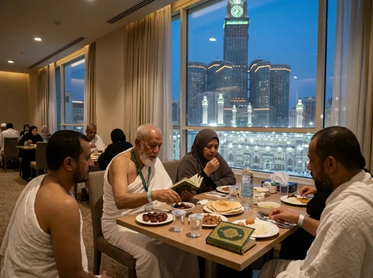 Jemaah umrah menikmati sahur sederhana di Tanah Suci menjelang waktu Subuh.